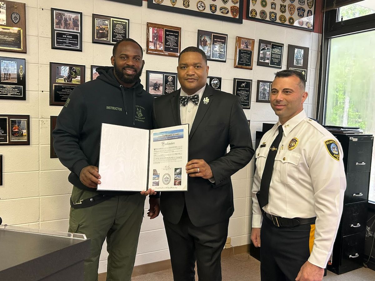 AC Honors Eagles’ Fletcher Cox for Donating Narcotics Dog to ACPD