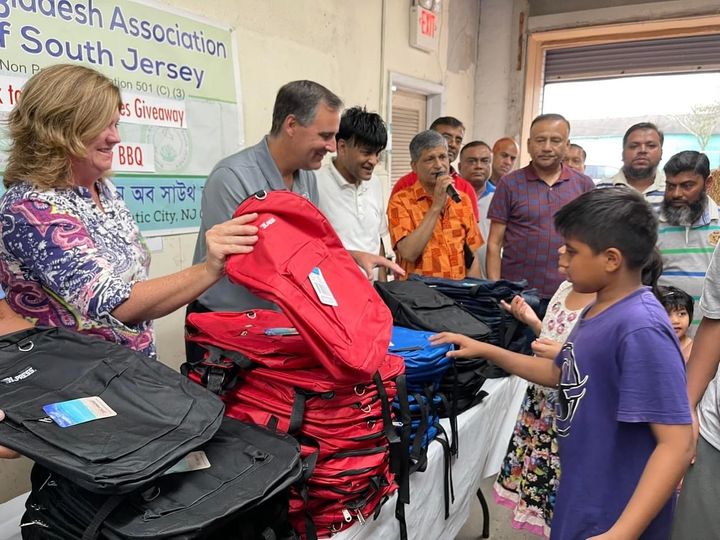 স্কুল সরবরাহ উপহার ভাল AC মধ্যে গৃহীত School Supply Giveaway Well Received in AC